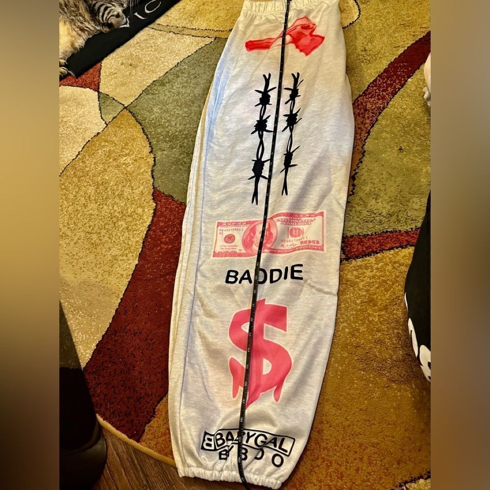 Y2K Printed joggers. Elastic at the ankle letter print with pockets. . Polyester - Picture 8 of 12